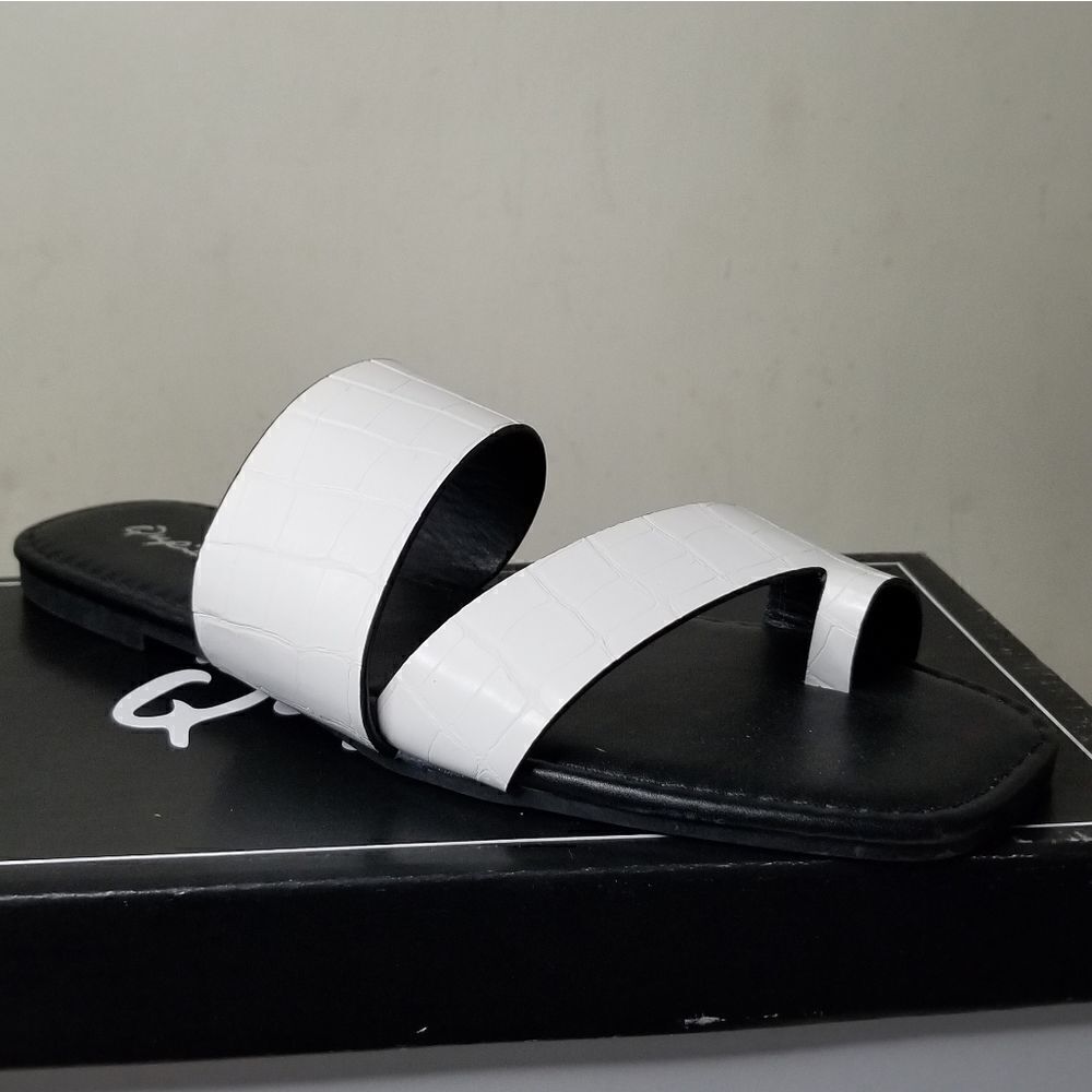 Quipid sandals black and white size 7